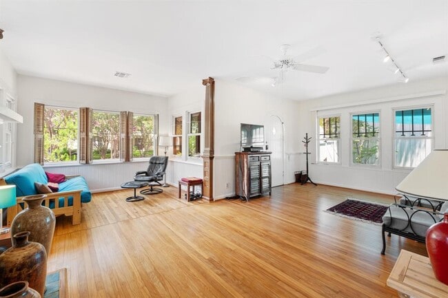Building Photo - 205 W 32nd St
