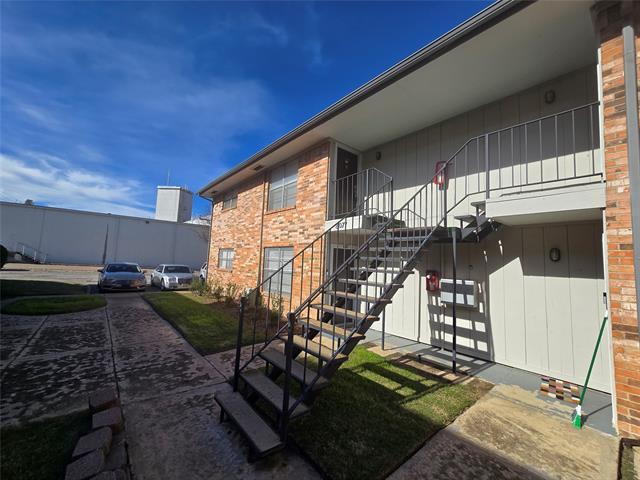 Building Photo - 8071 Meadow Rd