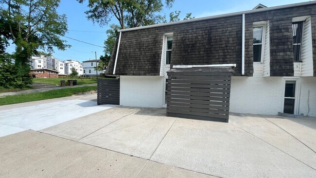 Building Photo - 738 29th Ave N