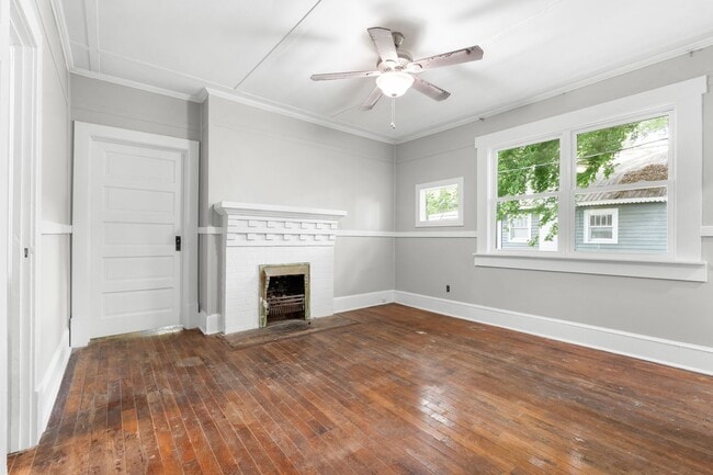 Building Photo - 107 S Mulberry St