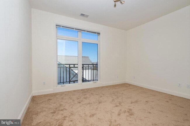 Building Photo - 2 N Commerce Square