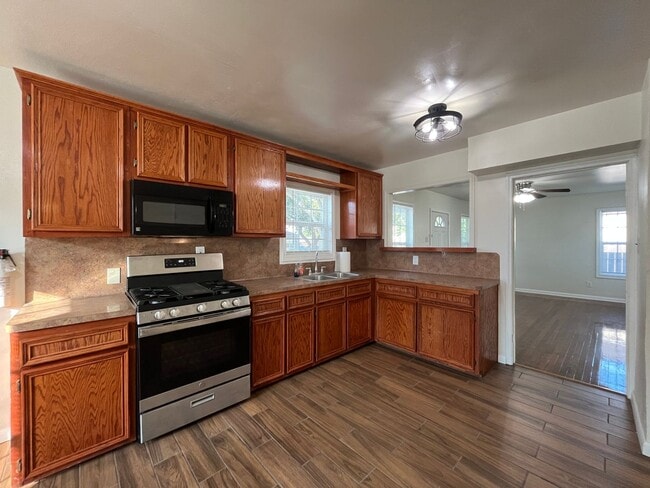 Building Photo - Well Maintained Two Bedroom One Bath!