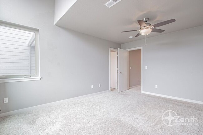 Building Photo - 12323 NE 116th Way