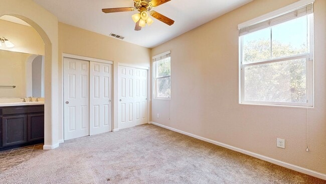 Building Photo - Beautiful 3 bedroom 2.5 bath home with 2 c...