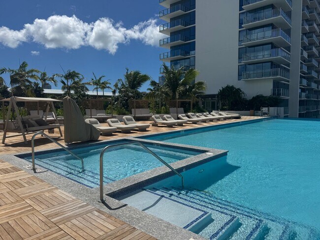 Building Photo - The Park On Keeaumoku - One bedroom, one bath, one parking in the Rycroft Tower