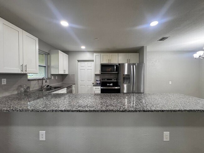 Building Photo - 3/2 with Bonus Room in South Daytona