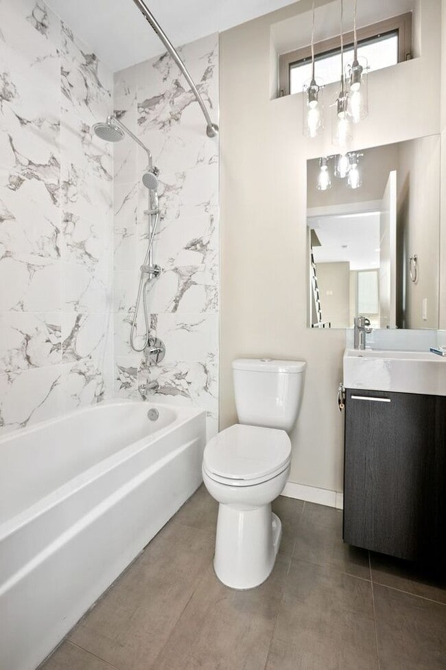 Building Photo - Elegant Mt. Baker End Unit Townhome with AIR CONDITIONING