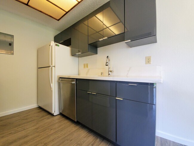 Building Photo - Rarely available! Upgraded ground floor 2b...