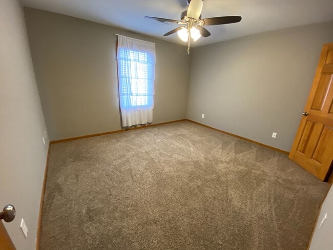 Building Photo - Wonderful Fox Chase home with fantastic spacious floor plan.