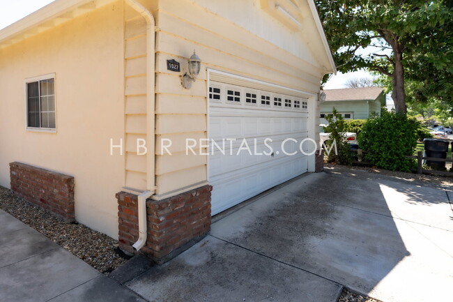 Building Photo - Charming Three Bedroom Single Story Liverm...