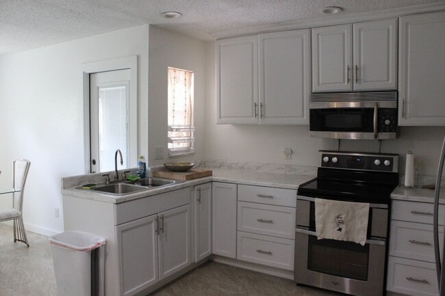 Building Photo - 3 Bedroom/2 Bath Home