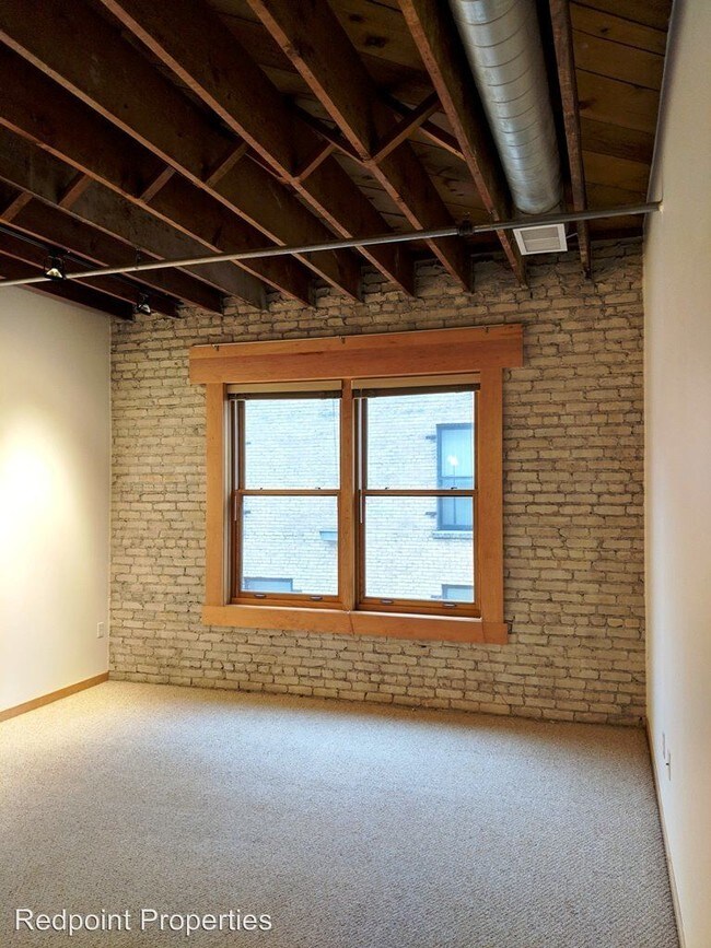 Building Photo - 309 Roberts St N