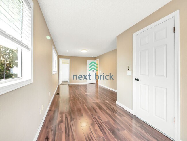 Building Photo - 5 Bed and 3 Bath Single-family Home Availa...