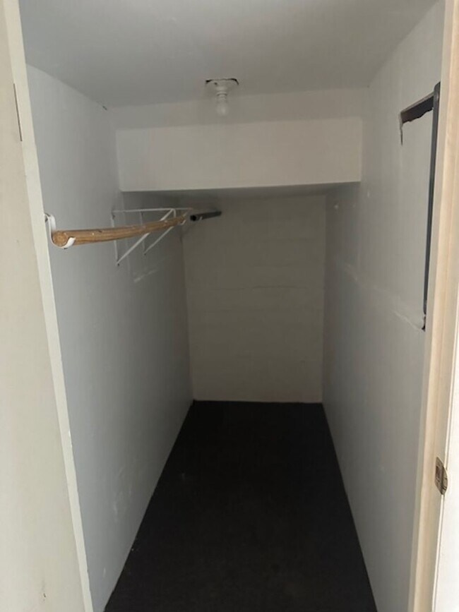 Building Photo - Hey Students.  3 bedroom Mid town off Stephens