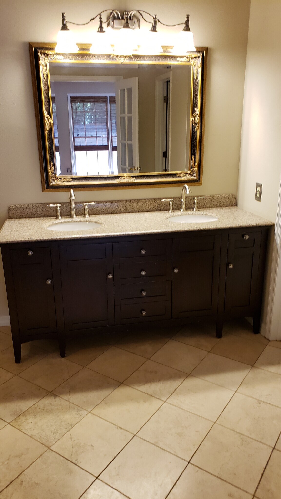 Master bathroom - 24985 Capshaw Rd