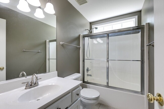 Building Photo - 1913 Castle Glen Dr