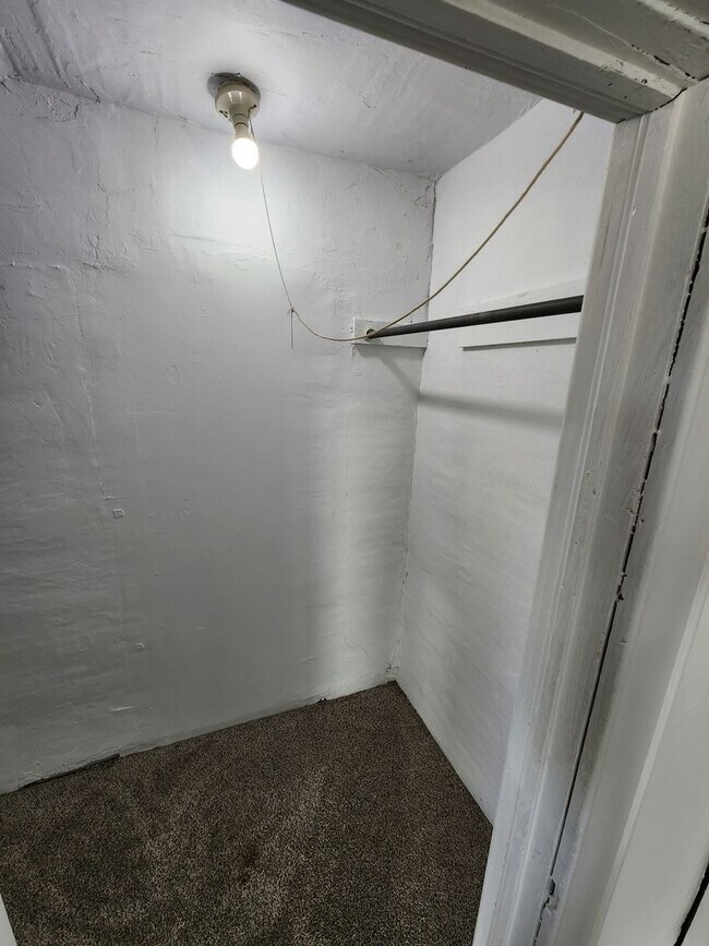 Building Photo - Spacious 2-Bedroom, 1-Bathroom Home AVAILA...