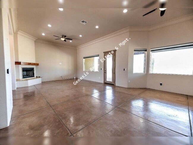 Building Photo - "Spacious Tucson Retreat with Granite Elegance and Cozy Fireplace – 4 Bed, 3.5 Bath Gem!"