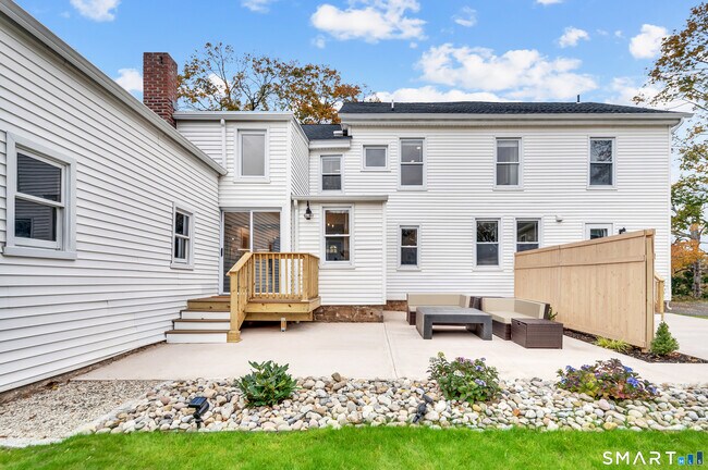 Building Photo - 736 Main St