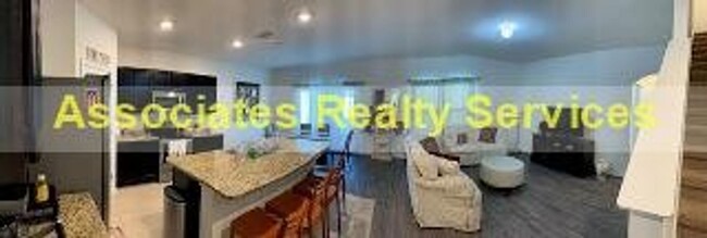 Building Photo - SUBLEASE AVAILABLE!!! 5 bedroom home in Ch...