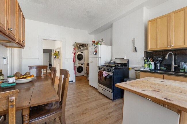 Building Photo - 9/1 Beautiful Inman Sq 3BR with laundry in...