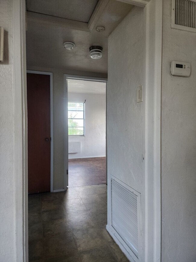 Building Photo - 2 Bedroom 1 Bath Single Family Home, Fence...