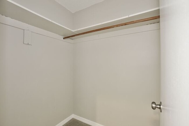 Building Photo - Cozy 2/2.5 Spacious Townhome with 2 Master...