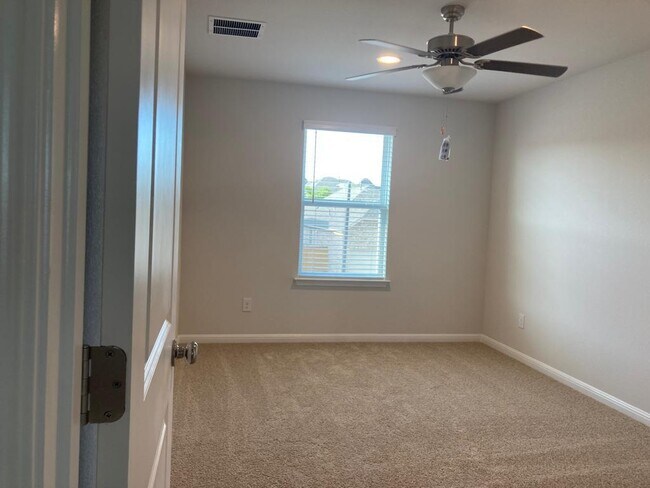 Building Photo - 136 Grn Knl Ln