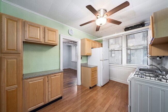 Primary Photo - 179 Manhattan Ave