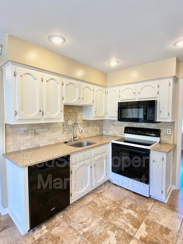 Building Photo - 802 Tiverton Pl