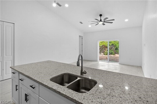 Building Photo - 656 Grant