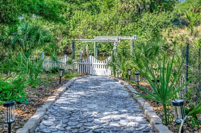 Building Photo - 19 Hoffer St