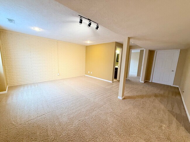 Building Photo - Beautiful Home in East Bloomington!