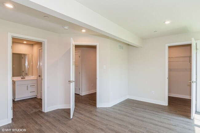 Building Photo - 6902 Sycamore Way