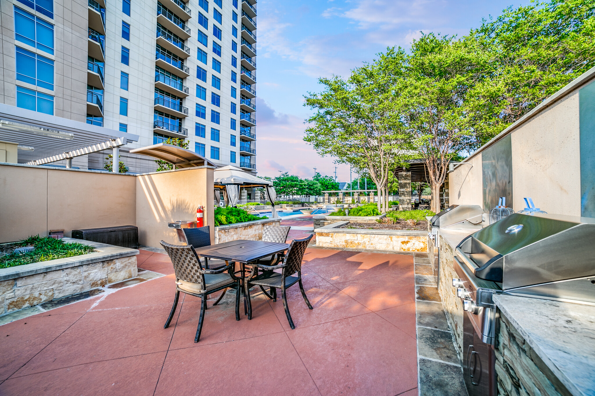 Common Area - Grilling Stations - 4242 Broadway