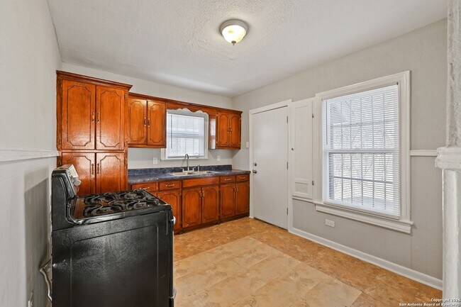 Building Photo - 2 bed 1 bath located in I35 SO. TO E. HOUS...