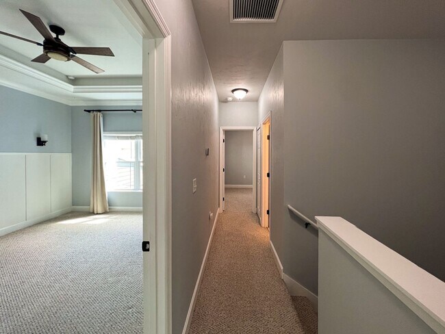 Building Photo - 3BR/2.5BA Townhouse in Sorrento - availabl...