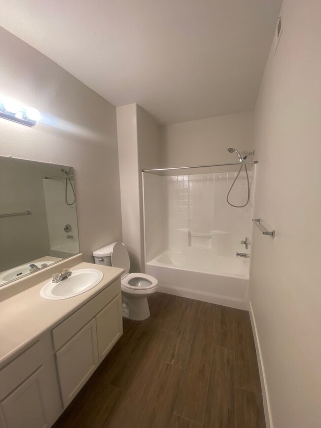 Building Photo - Cozy 1 bedroom condo conveniently located ...