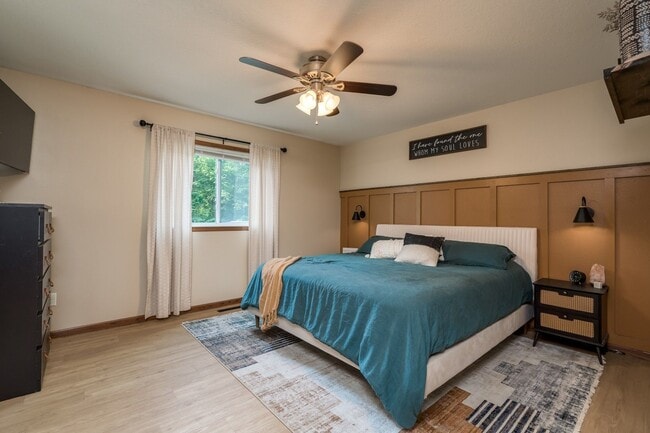 Building Photo - Stunning rambler on Tanager Road!