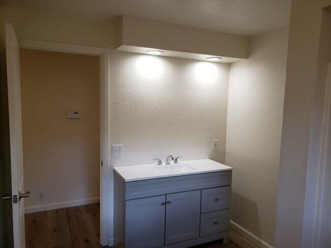 Building Photo - Three Bedroom Home in Midtown District