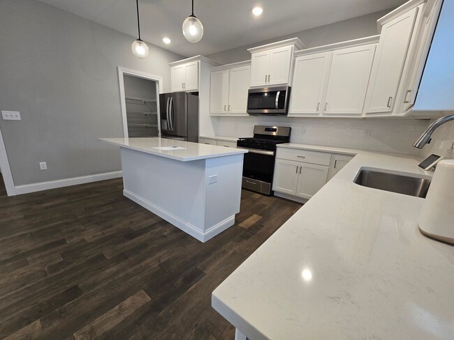 Building Photo - 6 Bedroom Home in Brookridge Estates