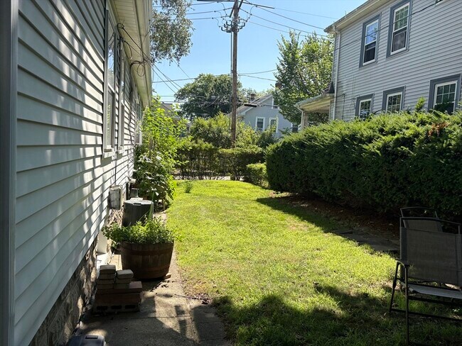Building Photo - 541 School St