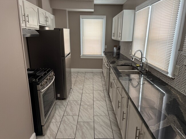 Building Photo - 174 Colony Crescent