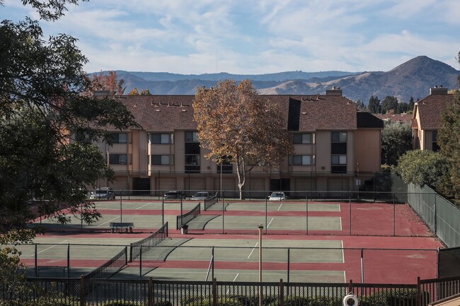 Building Photo - Impeccably remodeled unit-don't miss this ...