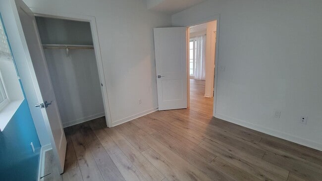 Building Photo - Updated and Luxurious Gorgeous 3 Bedroom T...