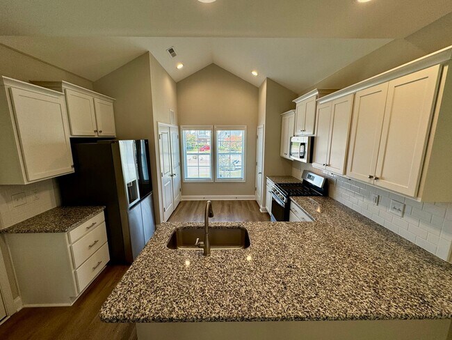 Building Photo - Kings Grant Townhomes