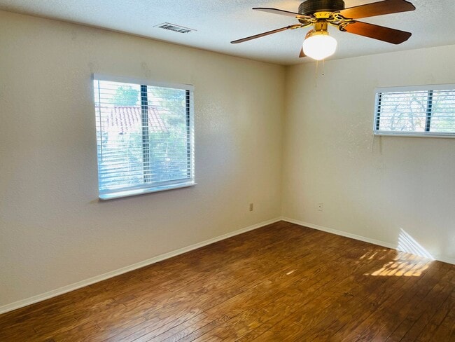 Building Photo - 30 Quartz Dr