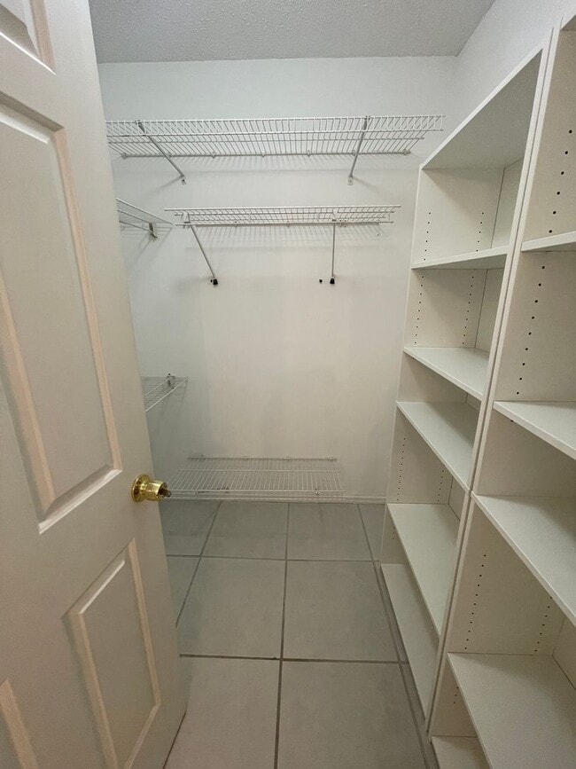 Building Photo - Ladue Schools - Spacious 2B/2B CONDO in Br...