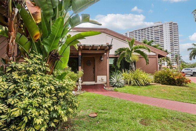 Building Photo - 2731 Parkview Dr S
