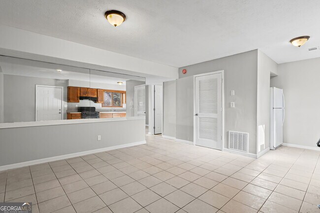 Building Photo - 2127 Golfview Dr SE